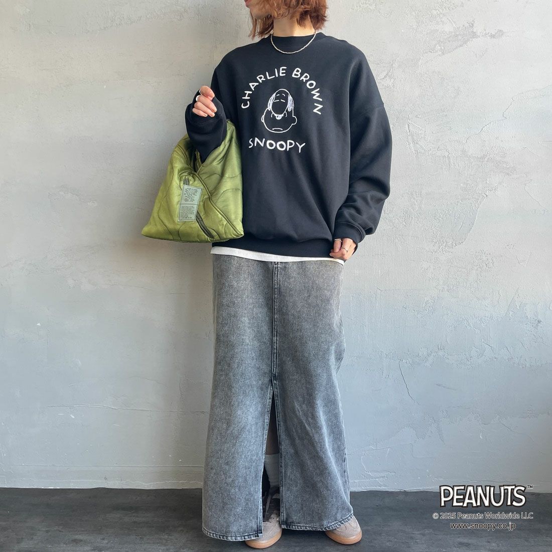 PEANUTS × JEANS FACTORY [ピーナッツ × ジーンズファクトリー] PEANUTS チャーリー・ブラウン&スヌーピースウェット [JFC-254-100] BLACK &&モデル身長：159cm 着用サイズ：S&&