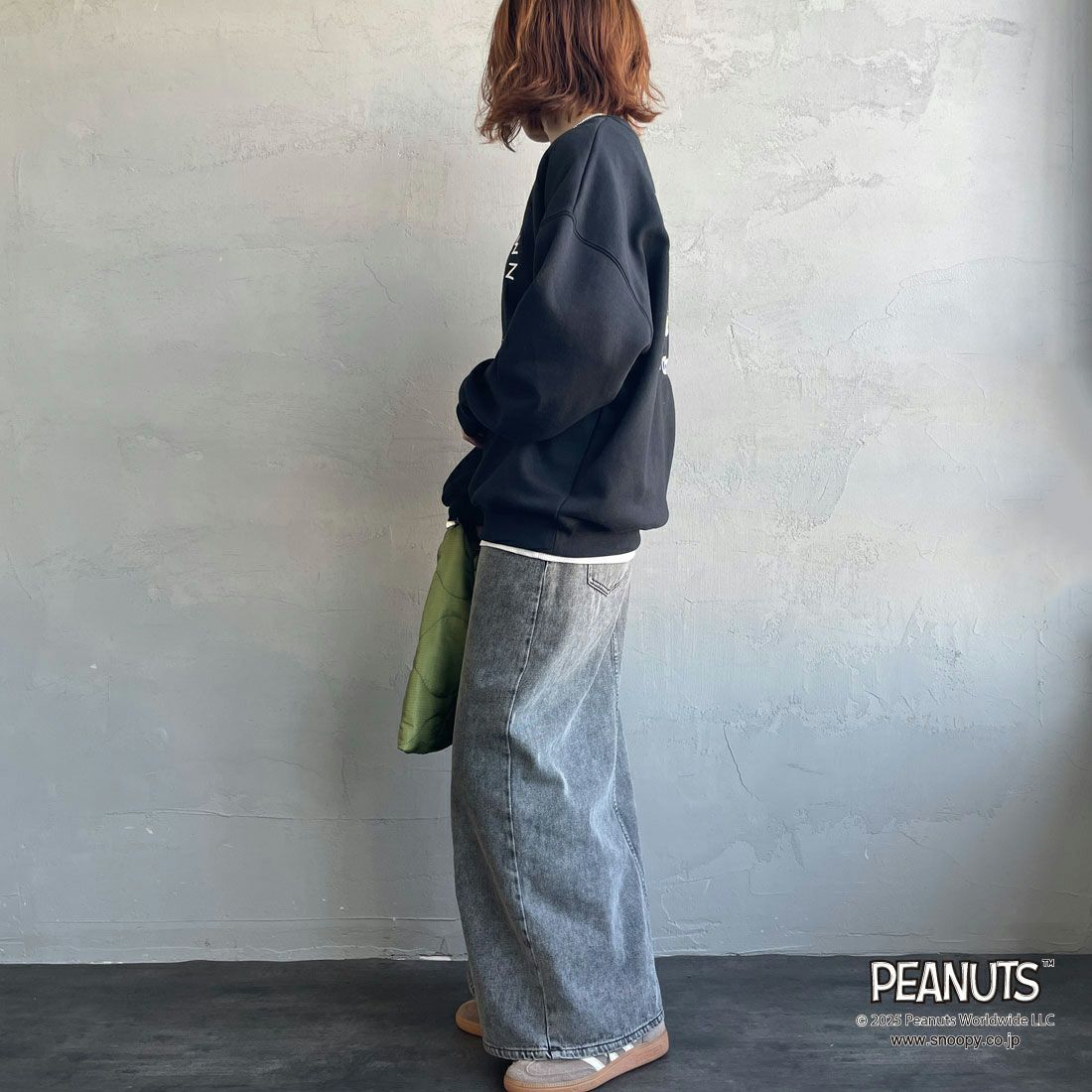 PEANUTS × JEANS FACTORY [ピーナッツ × ジーンズファクトリー] PEANUTS チャーリー・ブラウン&スヌーピースウェット [JFC-254-100] BLACK &&モデル身長：159cm 着用サイズ：S&&
