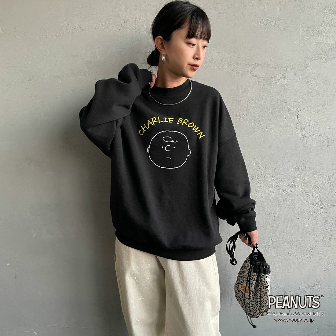 PEANUTS × JEANS FACTORY [ピーナッツ × ジーンズファクトリー] PEANUTS チャーリー・ブラウンスウェット [JFC-254-098] BLACK &&モデル身長：150cm 着用サイズ：S&&