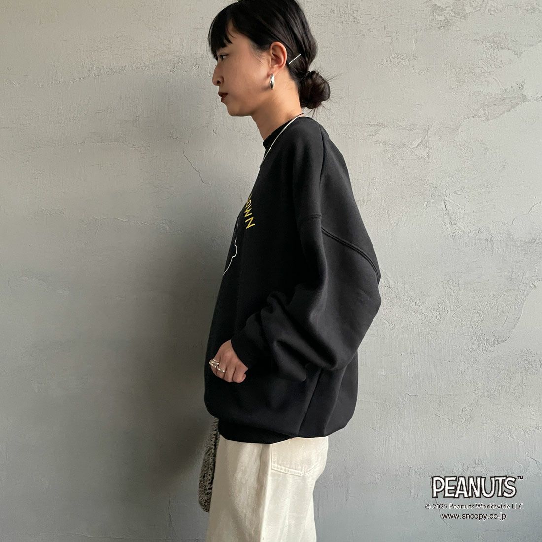 PEANUTS × JEANS FACTORY [ピーナッツ × ジーンズファクトリー] PEANUTS チャーリー・ブラウンスウェット [JFC-254-098] BLACK &&モデル身長：150cm 着用サイズ：S&&