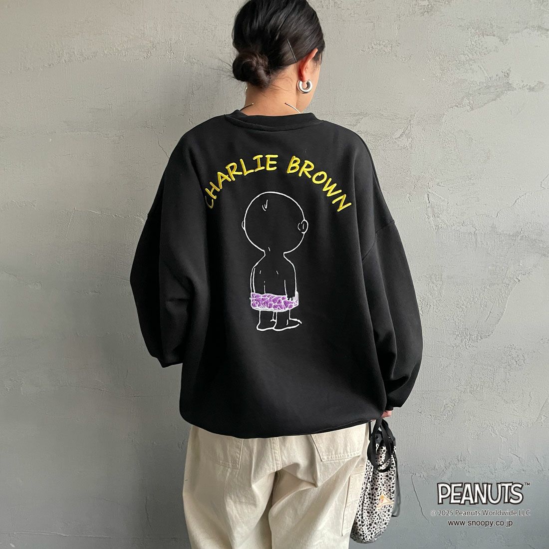 PEANUTS × JEANS FACTORY [ピーナッツ × ジーンズファクトリー] PEANUTS チャーリー・ブラウンスウェット [JFC-254-098] BLACK &&モデル身長：150cm 着用サイズ：S&&