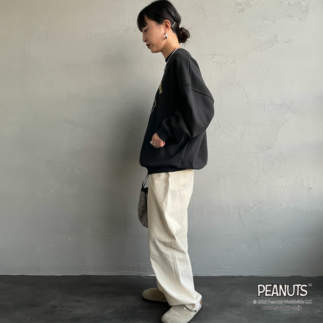 PEANUTS × JEANS FACTORY [ピーナッツ × ジーンズファクトリー] PEANUTS チャーリー・ブラウンスウェット [JFC-254-098] BLACK &&モデル身長：150cm 着用サイズ：S&&
