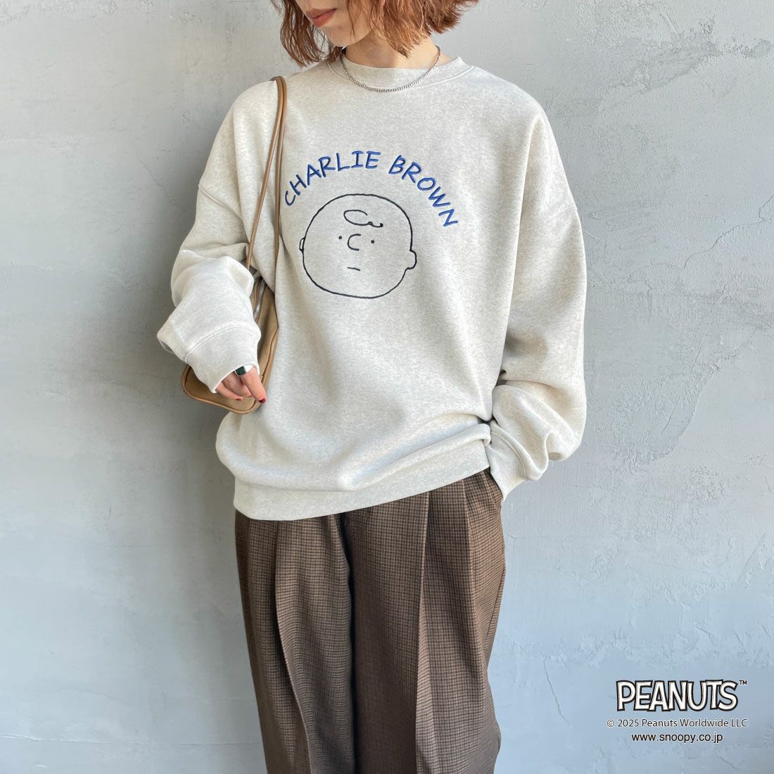 PEANUTS × JEANS FACTORY [ピーナッツ × ジーンズファクトリー] PEANUTS チャーリー・ブラウンスウェット [JFC-254-098] ASH GRY &&モデル身長：158cm 着用サイズ：S&&