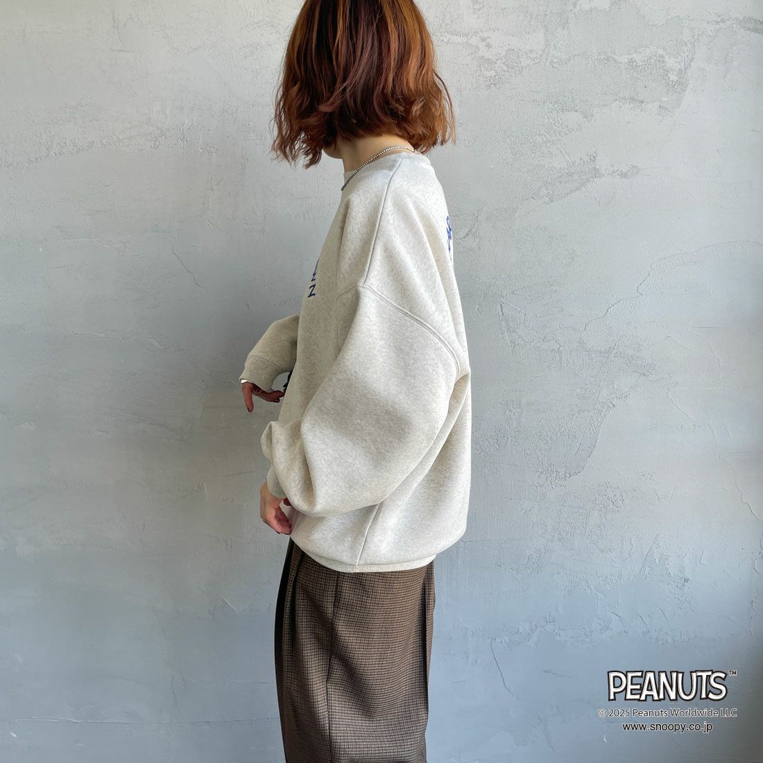 PEANUTS × JEANS FACTORY [ピーナッツ × ジーンズファクトリー] PEANUTS チャーリー・ブラウンスウェット [JFC-254-098] ASH GRY &&モデル身長：158cm 着用サイズ：S&&