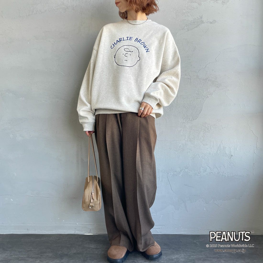 PEANUTS × JEANS FACTORY [ピーナッツ × ジーンズファクトリー] PEANUTS チャーリー・ブラウンスウェット [JFC-254-098] ASH GRY &&モデル身長：158cm 着用サイズ：S&&
