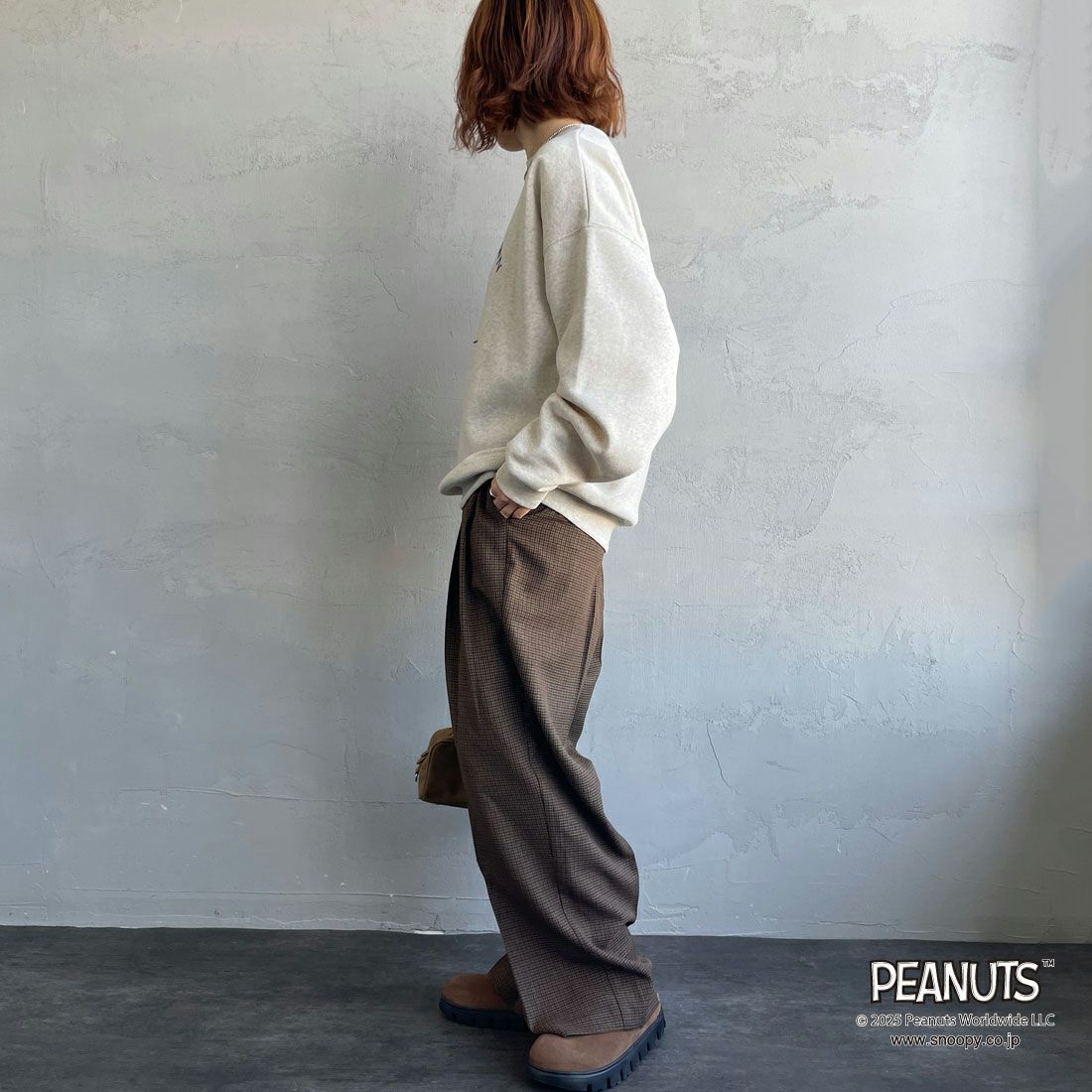 PEANUTS × JEANS FACTORY [ピーナッツ × ジーンズファクトリー] PEANUTS チャーリー・ブラウンスウェット [JFC-254-098] ASH GRY &&モデル身長：158cm 着用サイズ：S&&