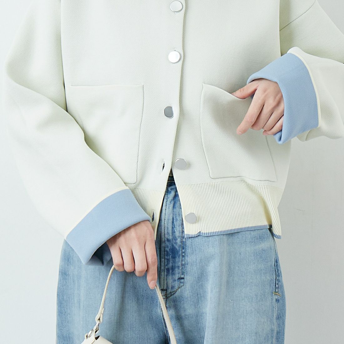 Maison de L'allure [メゾン ドゥ ラリュール] バイカラースポンディッシュニットカーディガン [M25141010] 02 OFF/SAX &&モデル身長：162cm 着用サイズ：F&&