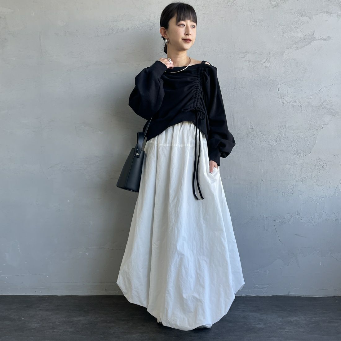 nenom [ネノム] ワンショルダードロストスウェット [NE25142013] 09 BLACK &&モデル身長：150cm 着用サイズ：F&&