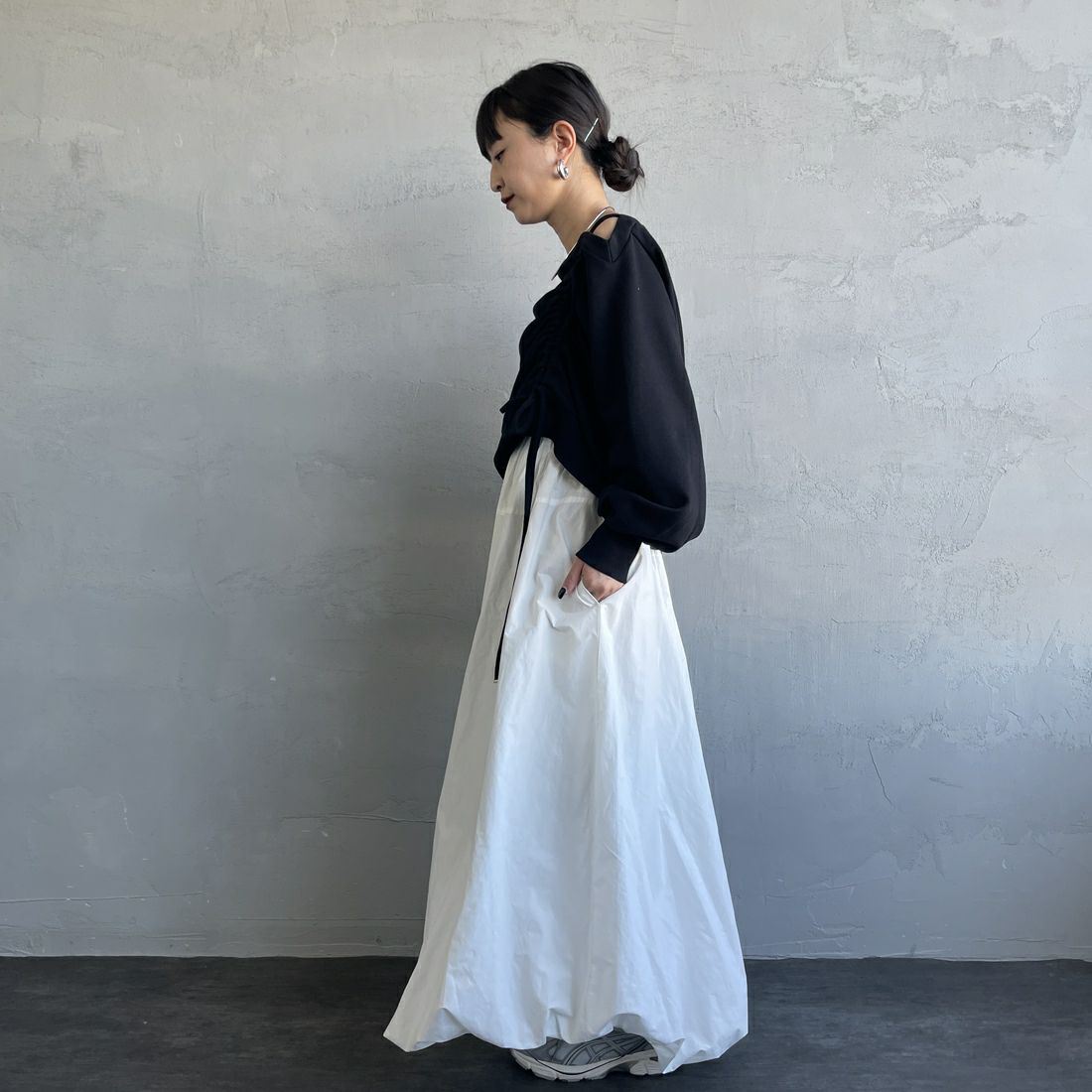 nenom [ネノム] ワンショルダードロストスウェット [NE25142013] 09 BLACK &&モデル身長：150cm 着用サイズ：F&&