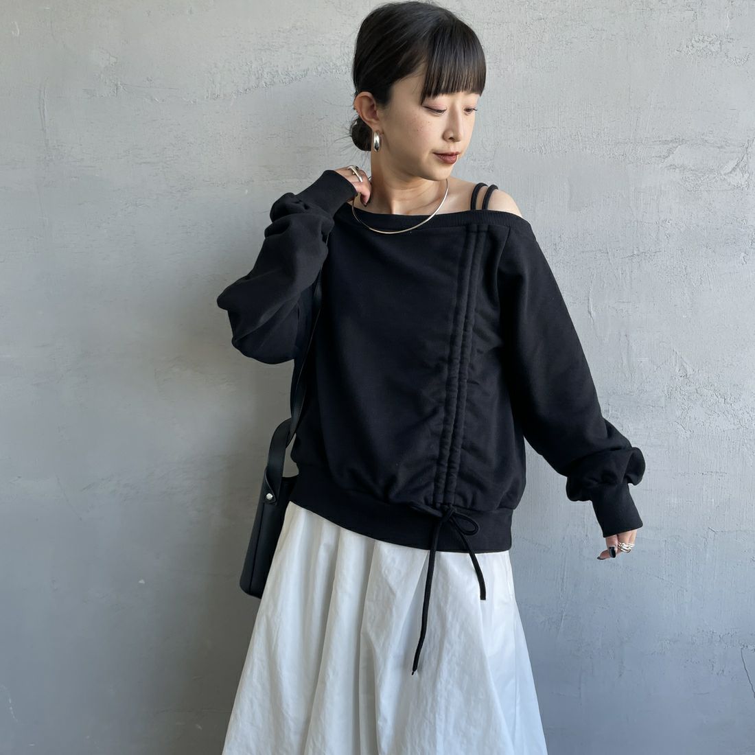 nenom [ネノム] ワンショルダードロストスウェット [NE25142013] 09 BLACK &&モデル身長：150cm 着用サイズ：F&&