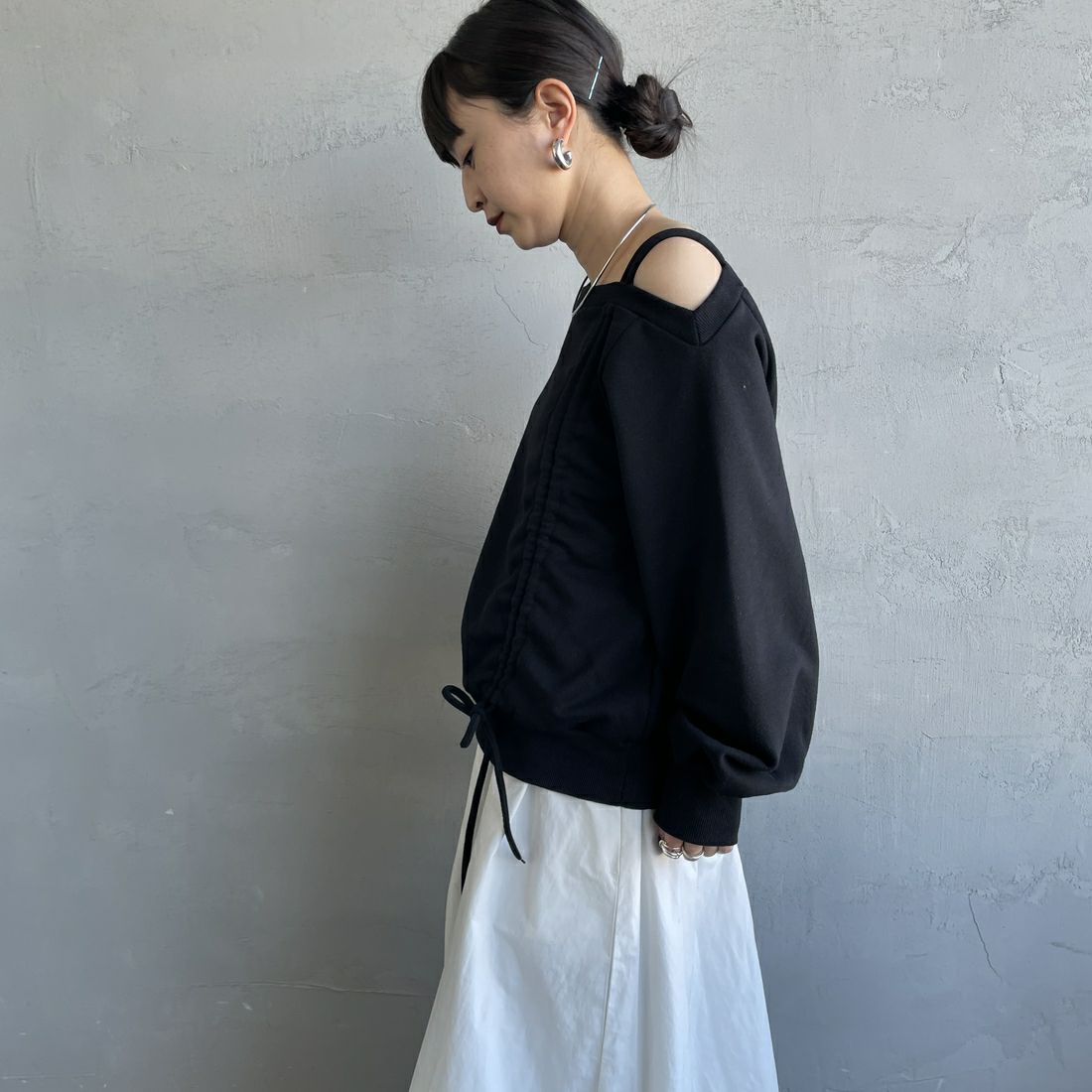 nenom [ネノム] ワンショルダードロストスウェット [NE25142013] 09 BLACK &&モデル身長：150cm 着用サイズ：F&&