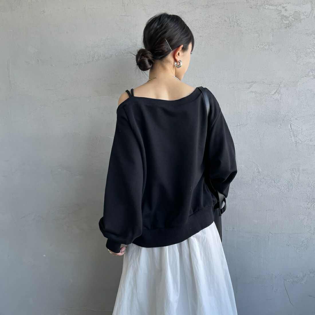 nenom [ネノム] ワンショルダードロストスウェット [NE25142013] 09 BLACK &&モデル身長：150cm 着用サイズ：F&&