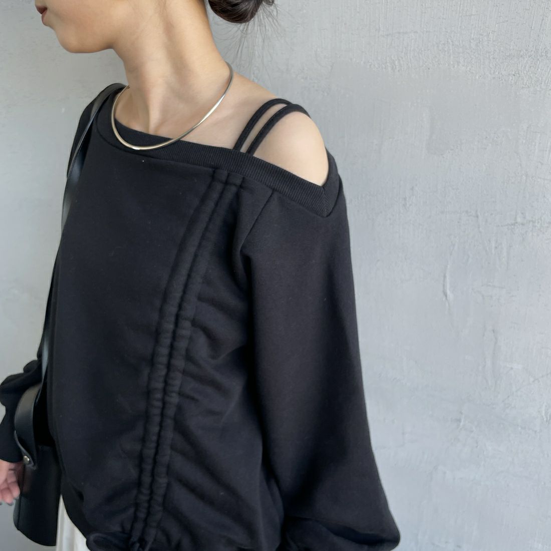 nenom [ネノム] ワンショルダードロストスウェット [NE25142013] 09 BLACK &&モデル身長：150cm 着用サイズ：F&&