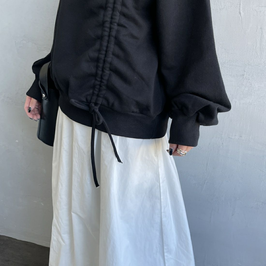 nenom [ネノム] ワンショルダードロストスウェット [NE25142013] 09 BLACK &&モデル身長：150cm 着用サイズ：F&&