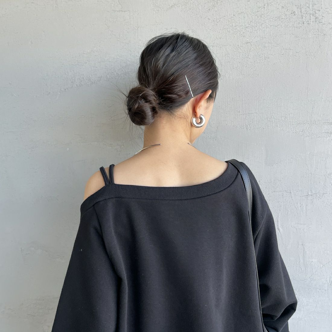 nenom [ネノム] ワンショルダードロストスウェット [NE25142013] 09 BLACK &&モデル身長：150cm 着用サイズ：F&&