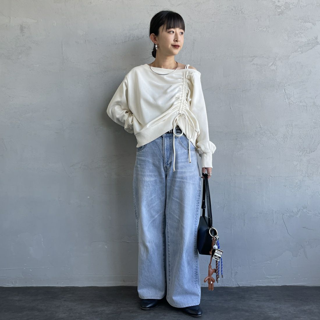 nenom [ネノム] ワンショルダードロストスウェット [NE25142013] 21 IVORY &&モデル身長：150cm 着用サイズ：F&&