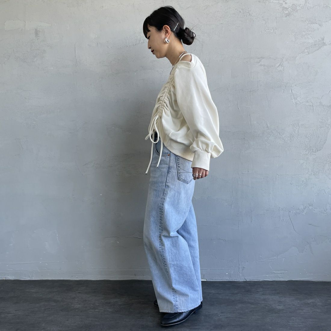 nenom [ネノム] ワンショルダードロストスウェット [NE25142013] 21 IVORY &&モデル身長：150cm 着用サイズ：F&&