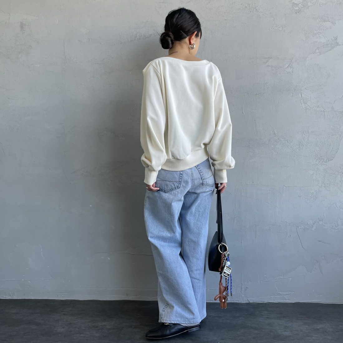 nenom [ネノム] ワンショルダードロストスウェット [NE25142013] 21 IVORY &&モデル身長：150cm 着用サイズ：F&&