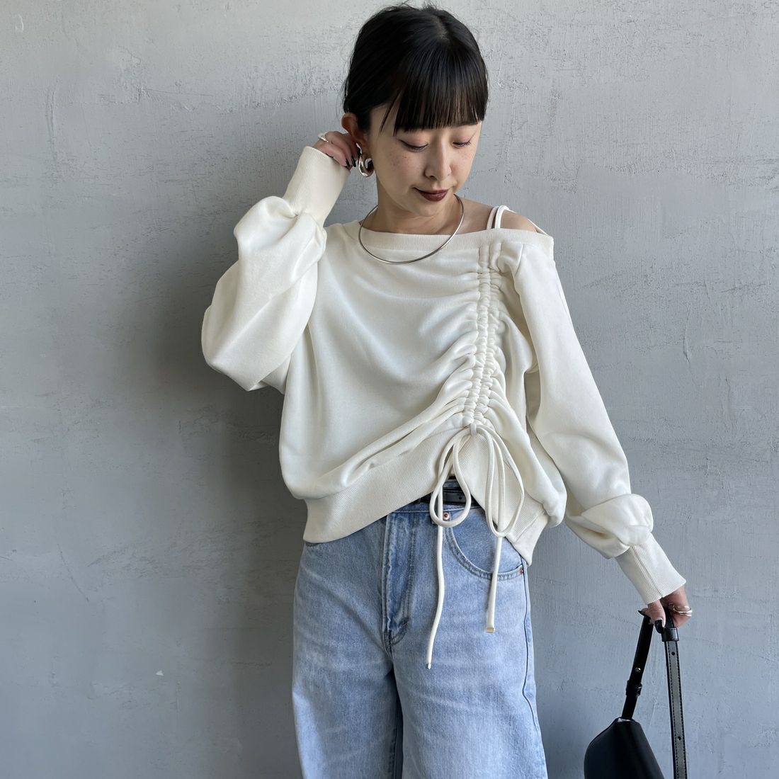 nenom [ネノム] ワンショルダードロストスウェット [NE25142013] 21 IVORY &&モデル身長：150cm 着用サイズ：F&&