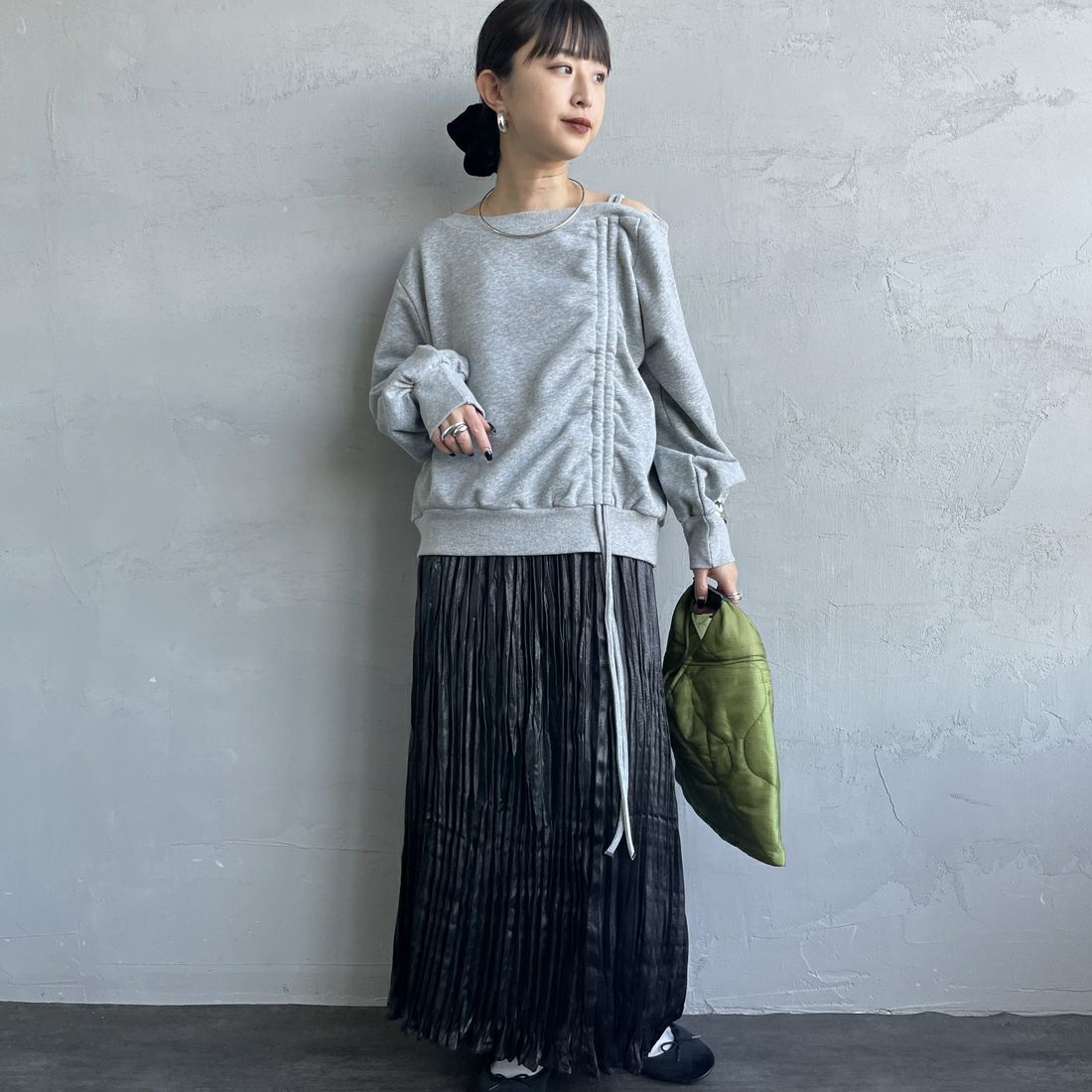 nenom [ネノム] ワンショルダードロストスウェット [NE25142013] 07 GRAY &&モデル身長：150cm 着用サイズ：F&&