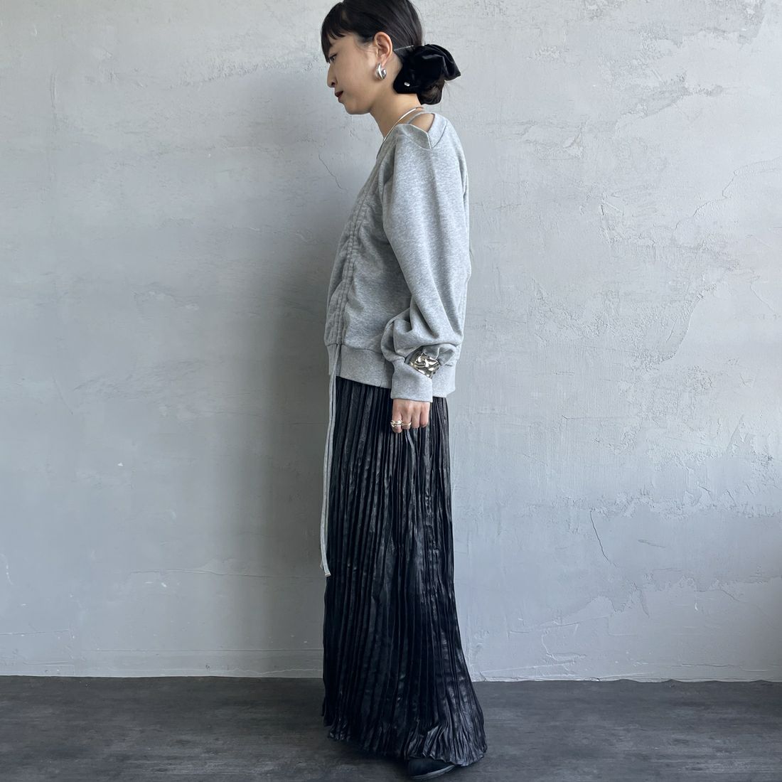 nenom [ネノム] ワンショルダードロストスウェット [NE25142013] 07 GRAY &&モデル身長：150cm 着用サイズ：F&&