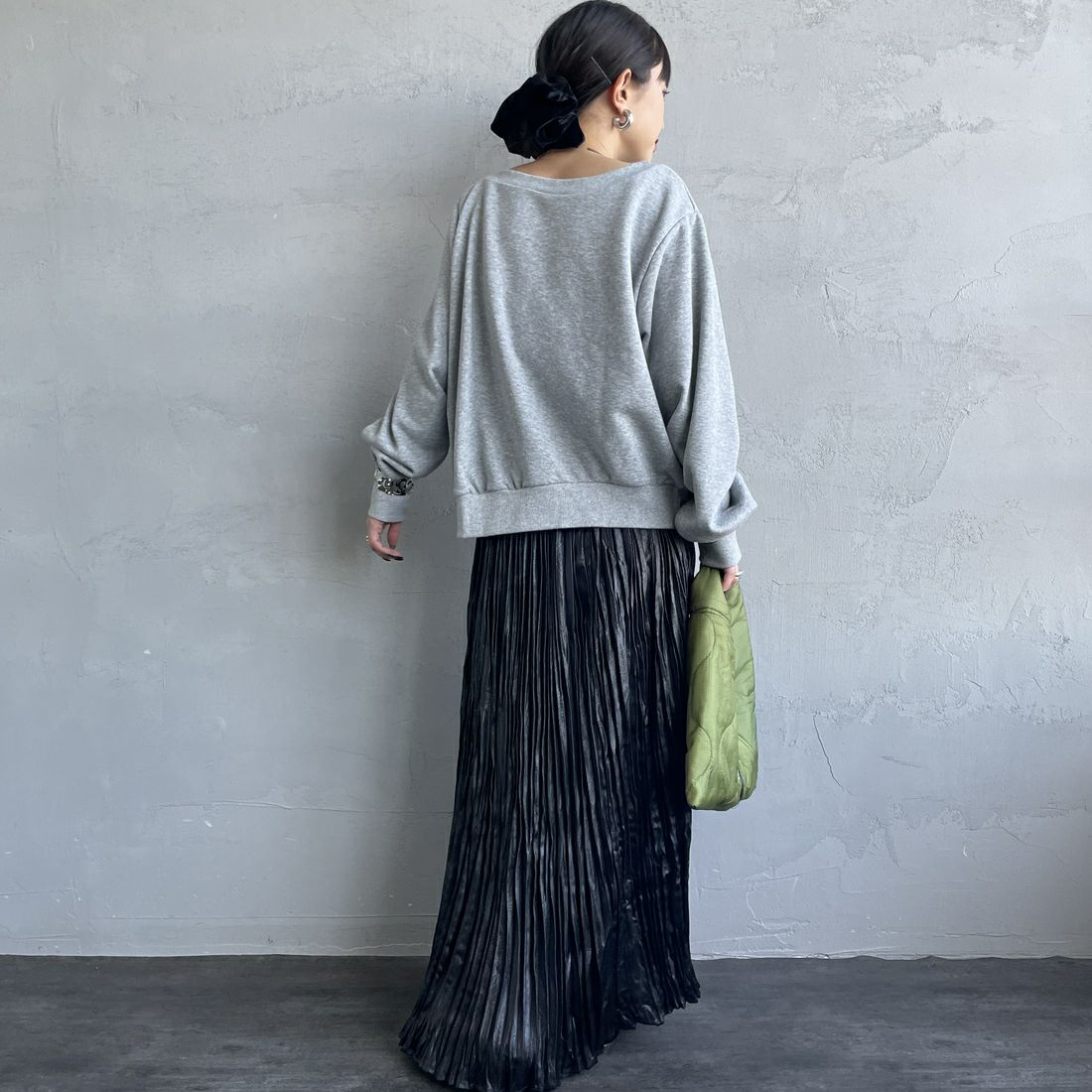 nenom [ネノム] ワンショルダードロストスウェット [NE25142013] 07 GRAY &&モデル身長：150cm 着用サイズ：F&&