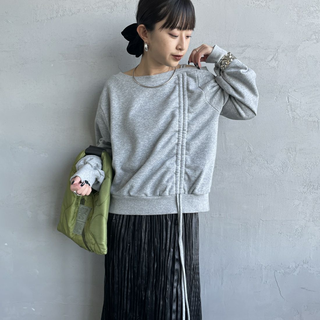 nenom [ネノム] ワンショルダードロストスウェット [NE25142013] 07 GRAY &&モデル身長：150cm 着用サイズ：F&&