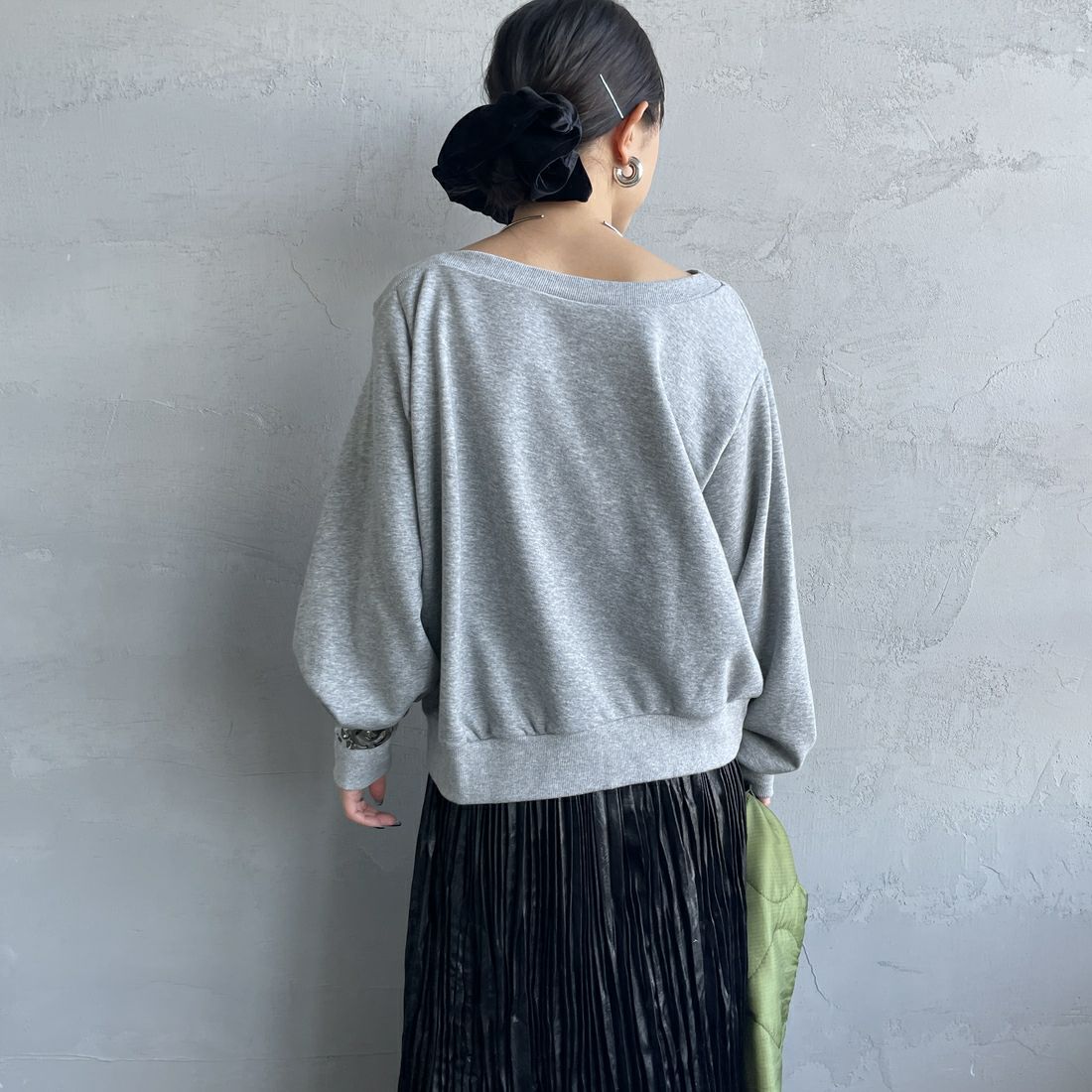 nenom [ネノム] ワンショルダードロストスウェット [NE25142013] 07 GRAY &&モデル身長：150cm 着用サイズ：F&&