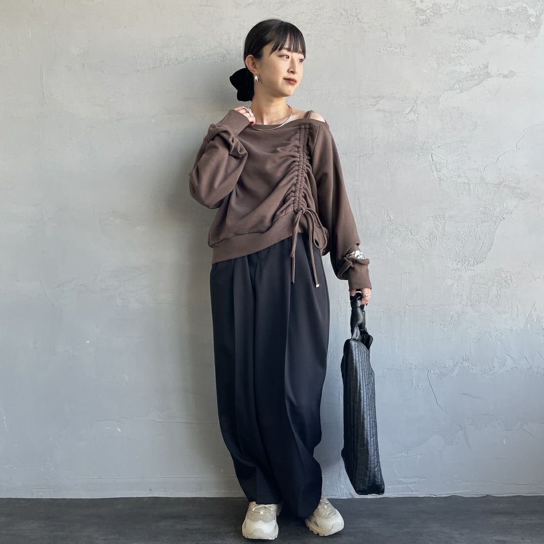 nenom [ネノム] ワンショルダードロストスウェット [NE25142013] 28 BROWN &&モデル身長：150cm 着用サイズ：F&&