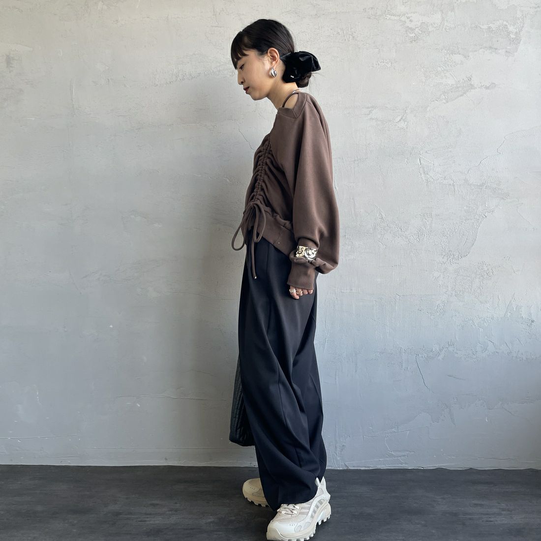 nenom [ネノム] ワンショルダードロストスウェット [NE25142013] 28 BROWN &&モデル身長：150cm 着用サイズ：F&&