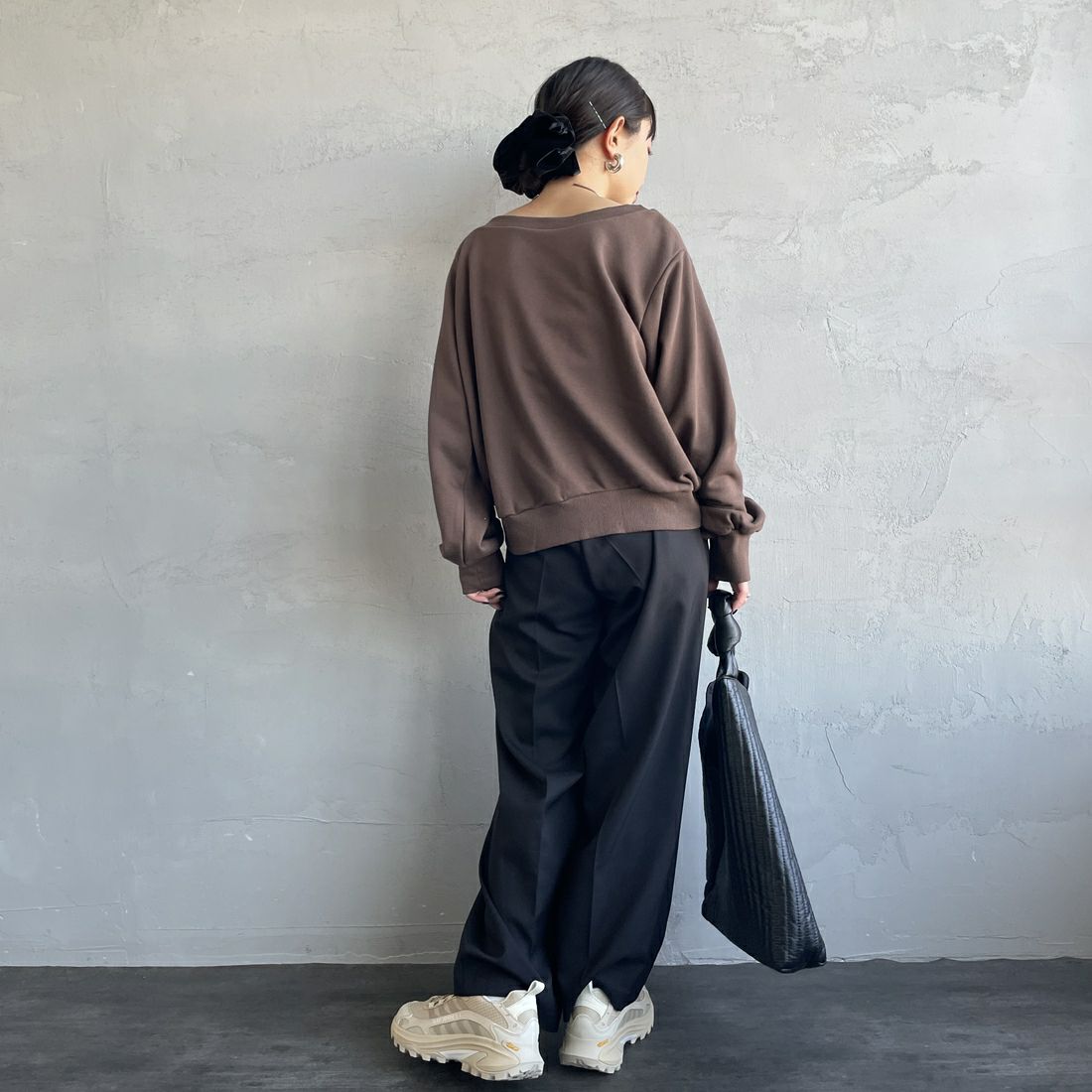 nenom [ネノム] ワンショルダードロストスウェット [NE25142013] 28 BROWN &&モデル身長：150cm 着用サイズ：F&&