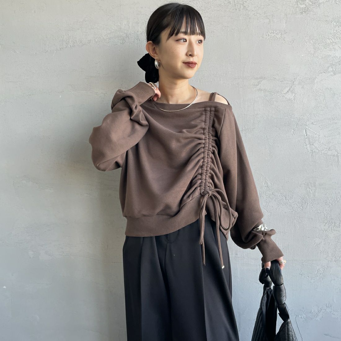 nenom [ネノム] ワンショルダードロストスウェット [NE25142013] 28 BROWN &&モデル身長：150cm 着用サイズ：F&&
