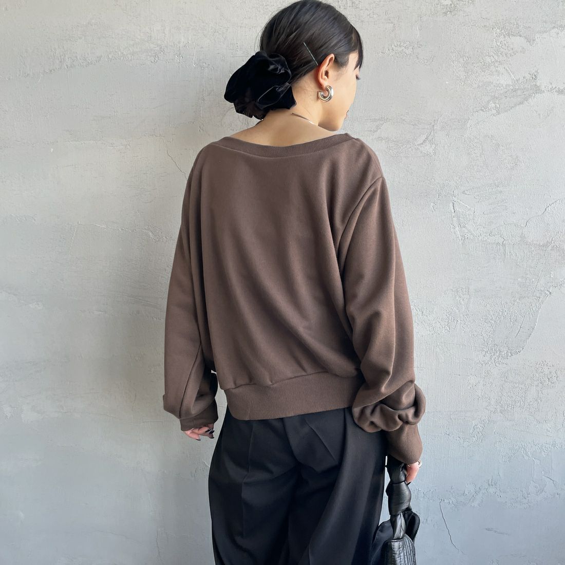nenom [ネノム] ワンショルダードロストスウェット [NE25142013] 28 BROWN &&モデル身長：150cm 着用サイズ：F&&