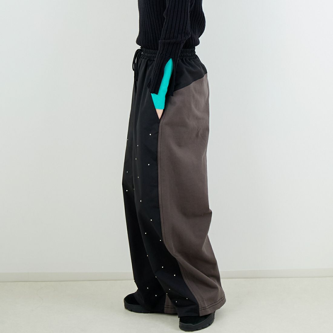 MAISON SPECIAL [メゾンスペシャル] ドッキングラインストーンイージーパンツ [21252465316] BLK &&モデル身長：162cm 着用サイズ：36&&