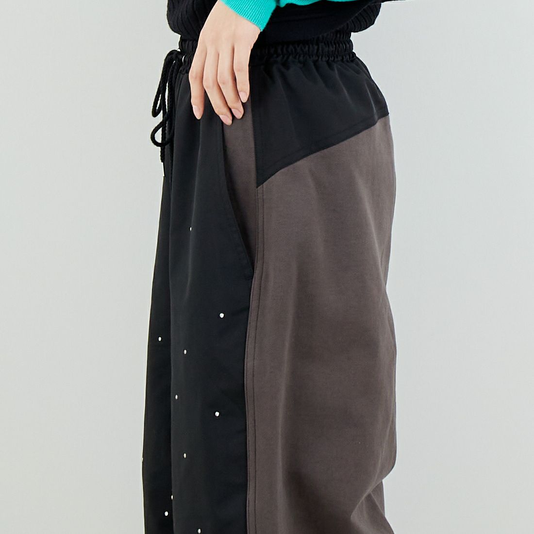 MAISON SPECIAL [メゾンスペシャル] ドッキングラインストーンイージーパンツ [21252465316] BLK &&モデル身長：162cm 着用サイズ：36&&