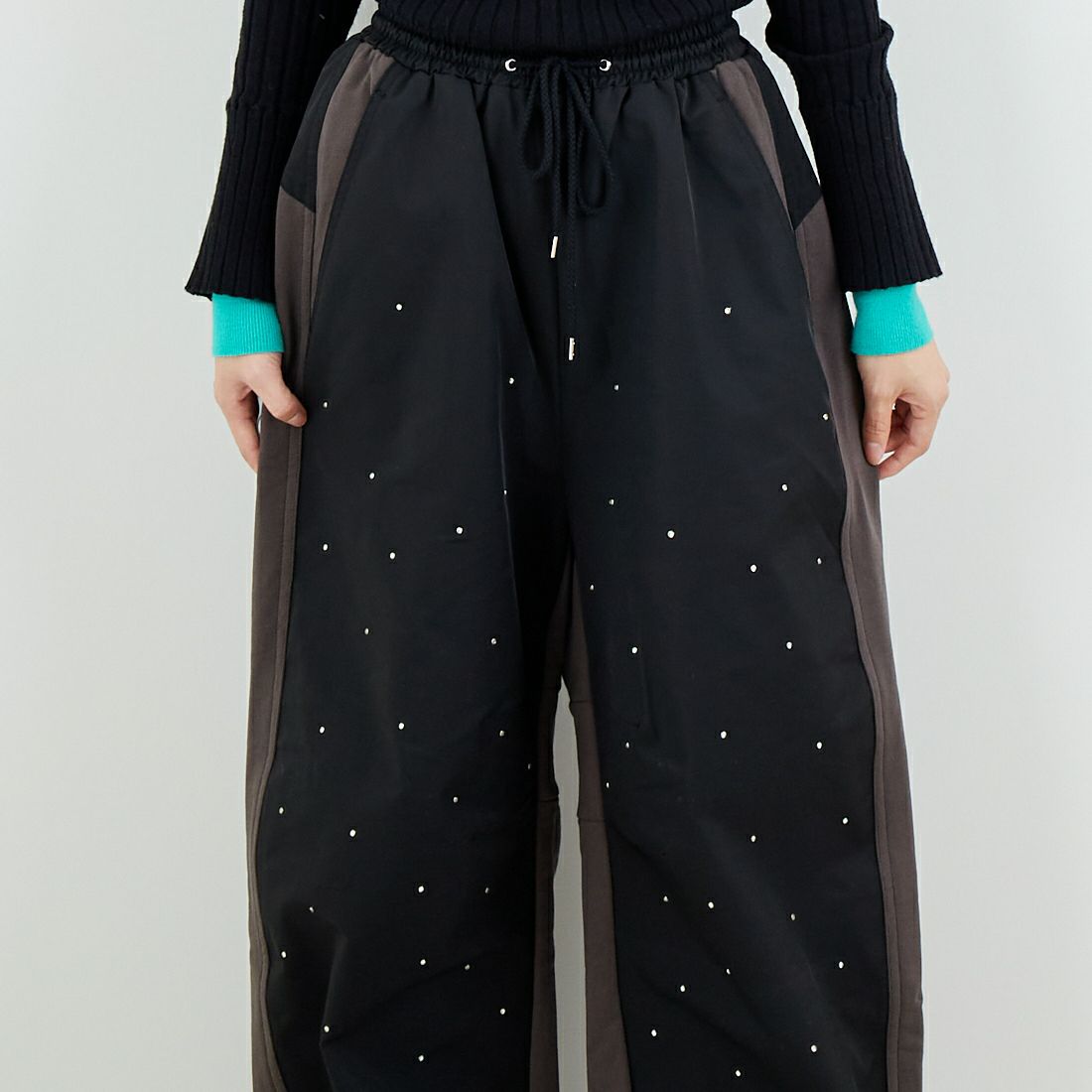 MAISON SPECIAL [メゾンスペシャル] ドッキングラインストーンイージーパンツ [21252465316] BLK &&モデル身長：162cm 着用サイズ：36&&