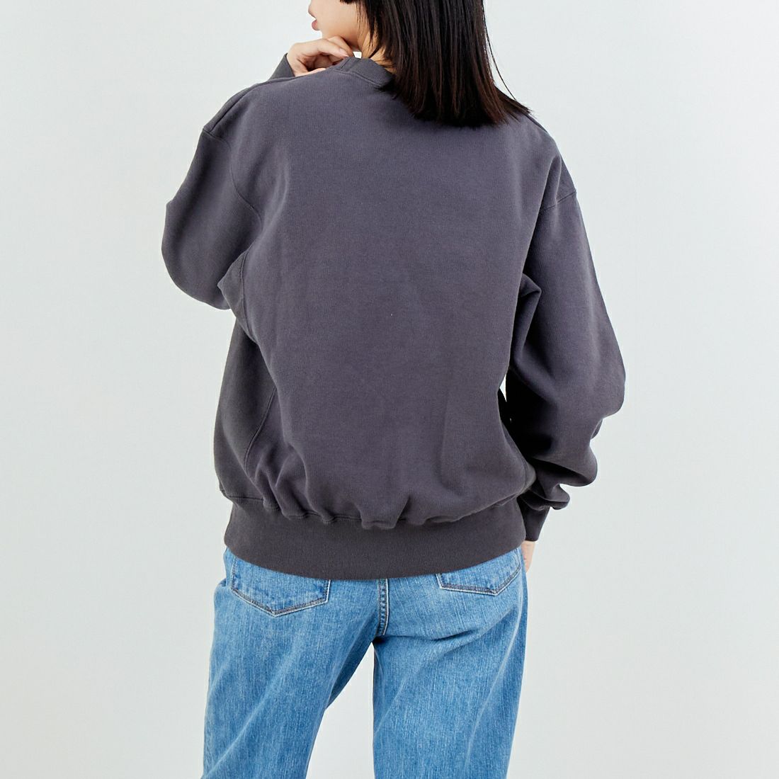 The Endless Summer [エンドレスサマー] 2026 ホースライドフロッキークルーネックスウェット [FH-26374302] 02 CHARCOA &&モデル身長：162cm 着用サイズ：S&&