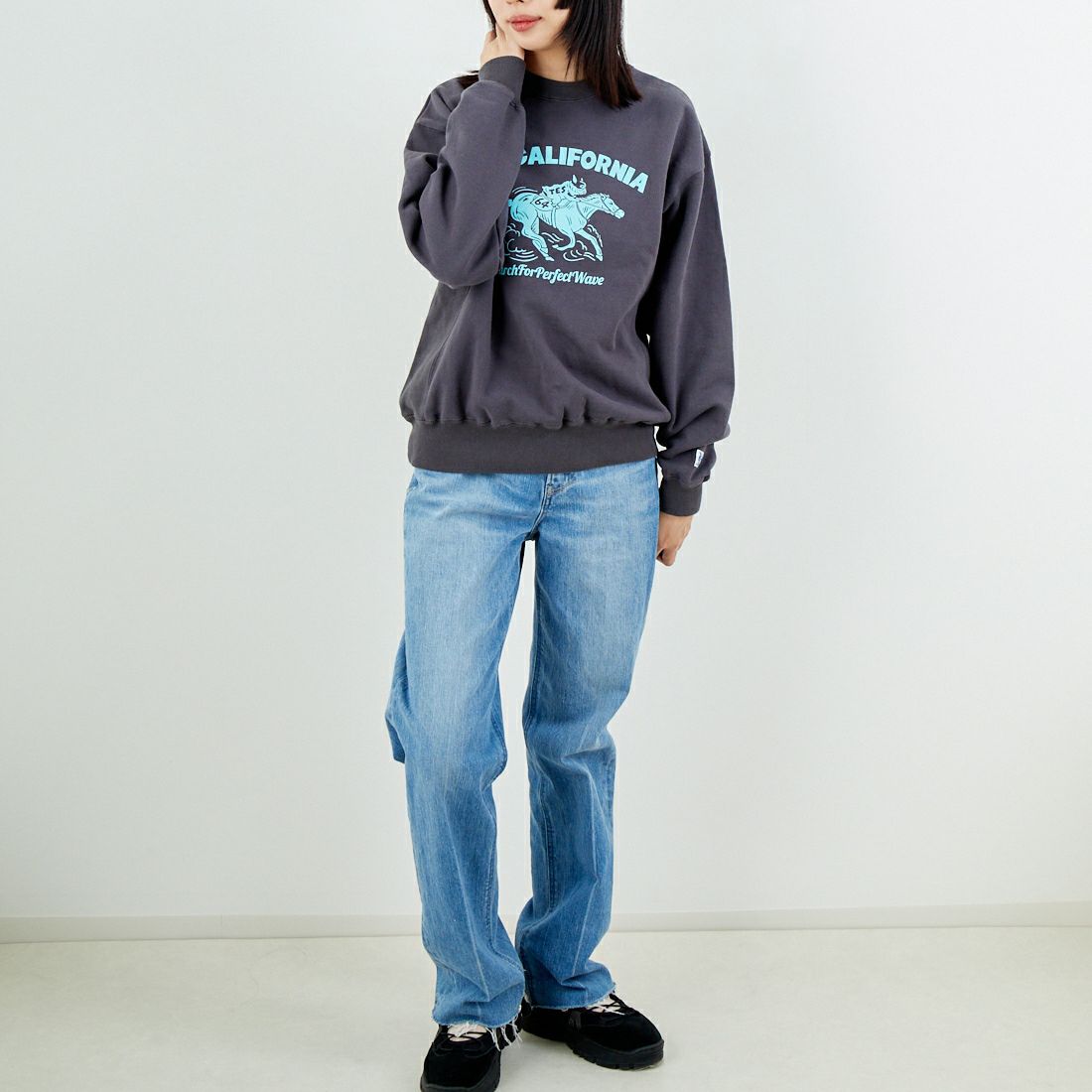 The Endless Summer [エンドレスサマー] 2026 ホースライドフロッキークルーネックスウェット [FH-26374302] 02 CHARCOA &&モデル身長：162cm 着用サイズ：S&&