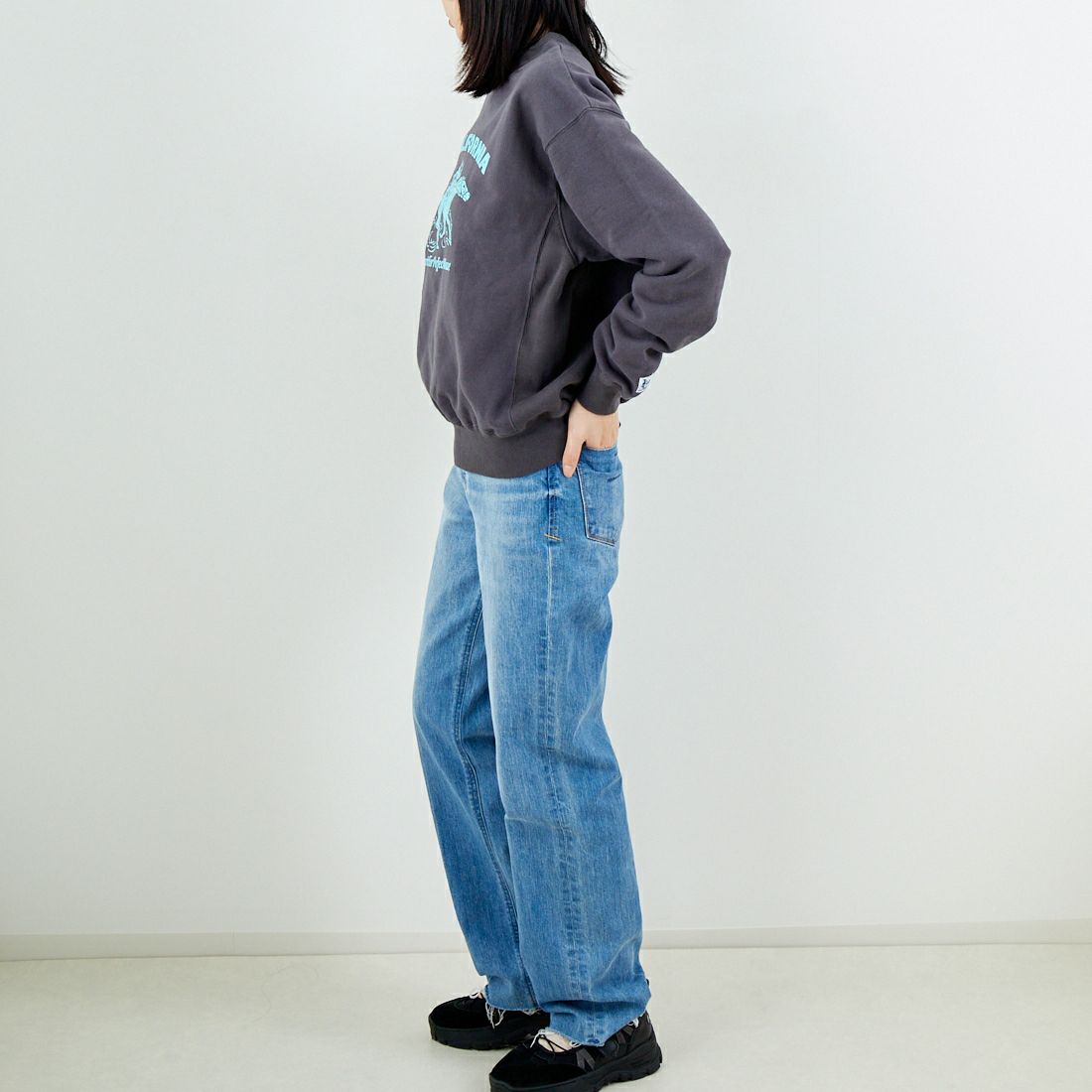 The Endless Summer [エンドレスサマー] 2026 ホースライドフロッキークルーネックスウェット [FH-26374302] 02 CHARCOA &&モデル身長：162cm 着用サイズ：S&&