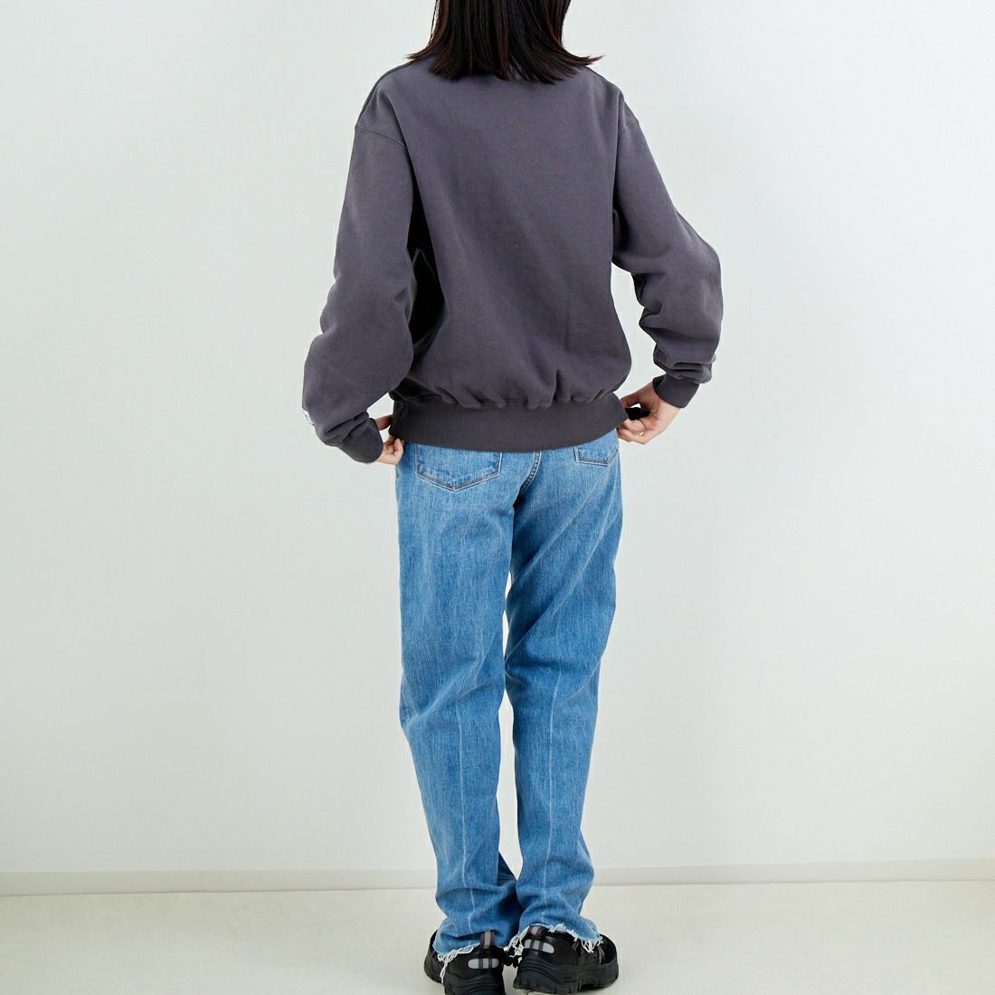 The Endless Summer [エンドレスサマー] 2026 ホースライドフロッキークルーネックスウェット [FH-26374302] 02 CHARCOA &&モデル身長：162cm 着用サイズ：S&&