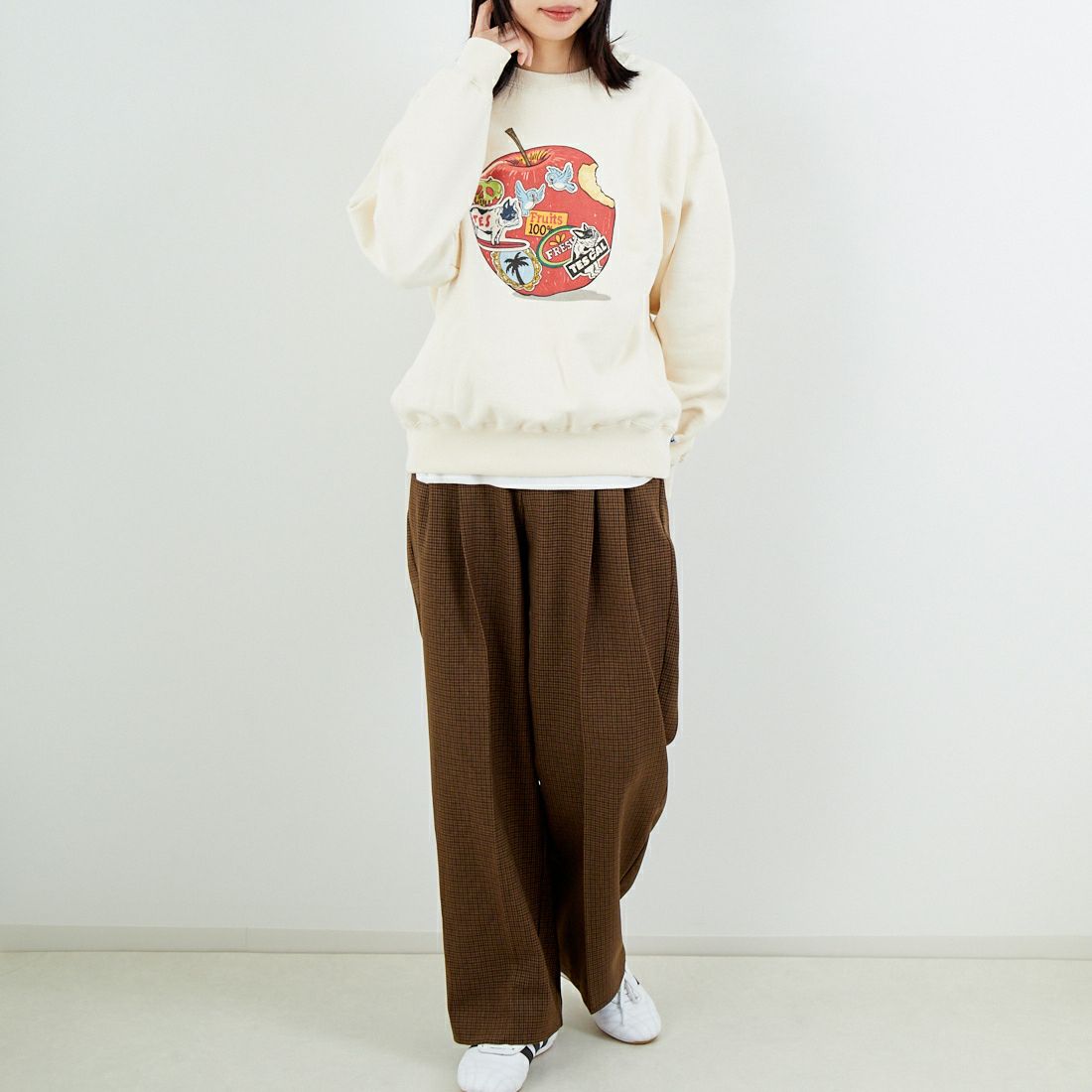 The Endless Summer [エンドレスサマー] 7BUHIS クルーネックスウェット [FH-26374311] 05 IVORY &&モデル身長：162cm 着用サイズ：S&&