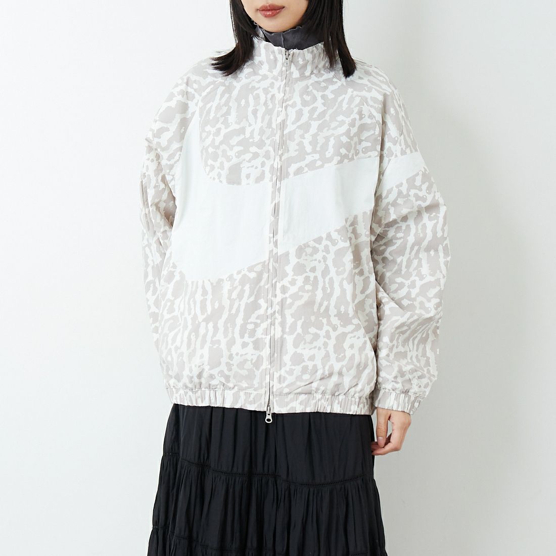 NIKE [ナイキ] ウィメンズ ウーブンプリンテッドジャケット [IB7264] 009 COLLEG &&モデル身長：162cm 着用サイズ：M&&