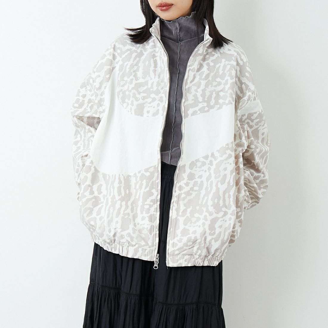 NIKE [ナイキ] ウィメンズ ウーブンプリンテッドジャケット [IB7264] 009 COLLEG &&モデル身長：162cm 着用サイズ：M&&