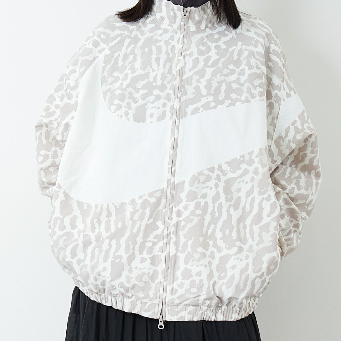 NIKE [ナイキ] ウィメンズ ウーブンプリンテッドジャケット [IB7264] 009 COLLEG &&モデル身長：162cm 着用サイズ：M&&