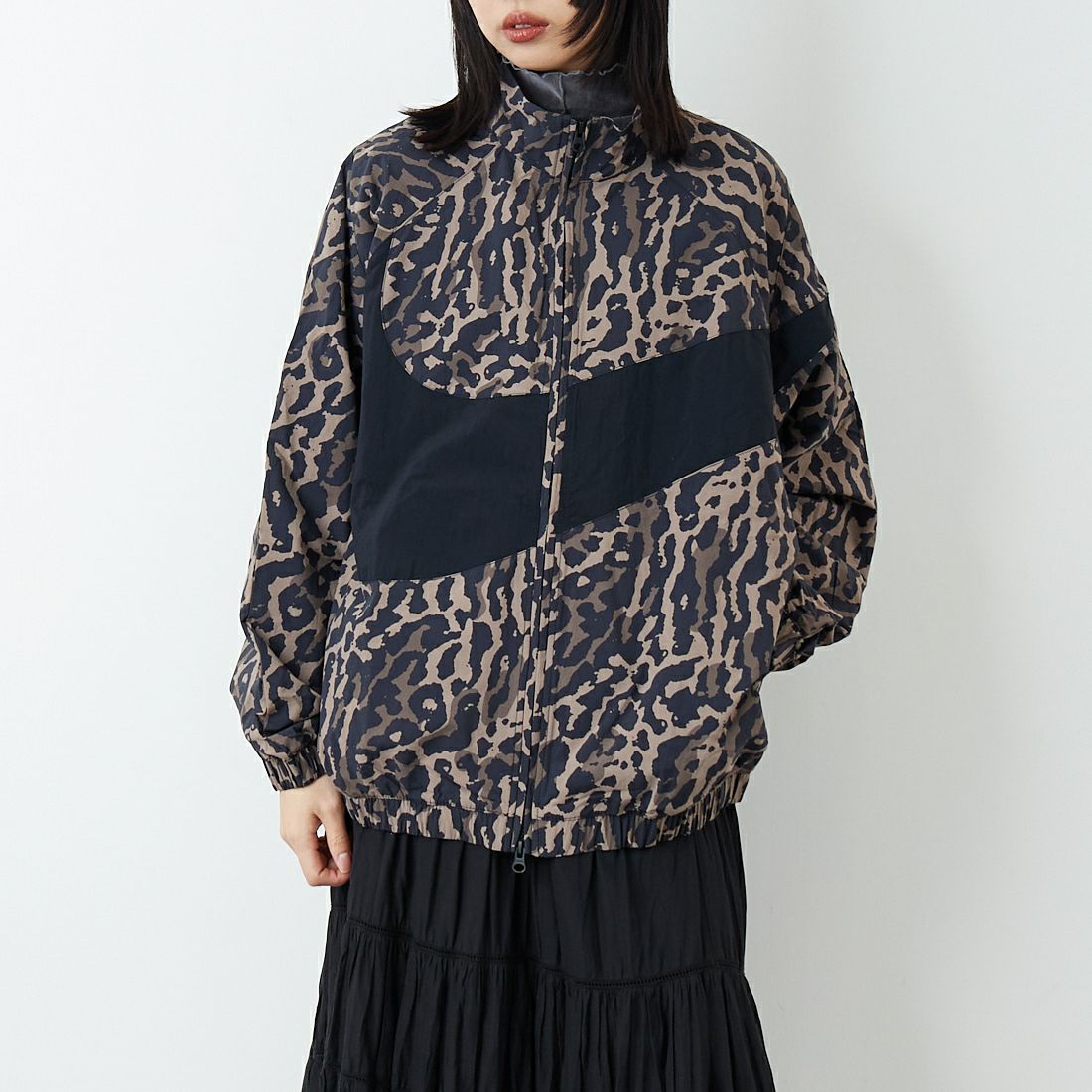 NIKE [ナイキ] ウィメンズ ウーブンプリンテッドジャケット [IB7264] 010 BLACK &&モデル身長：162cm 着用サイズ：M&&