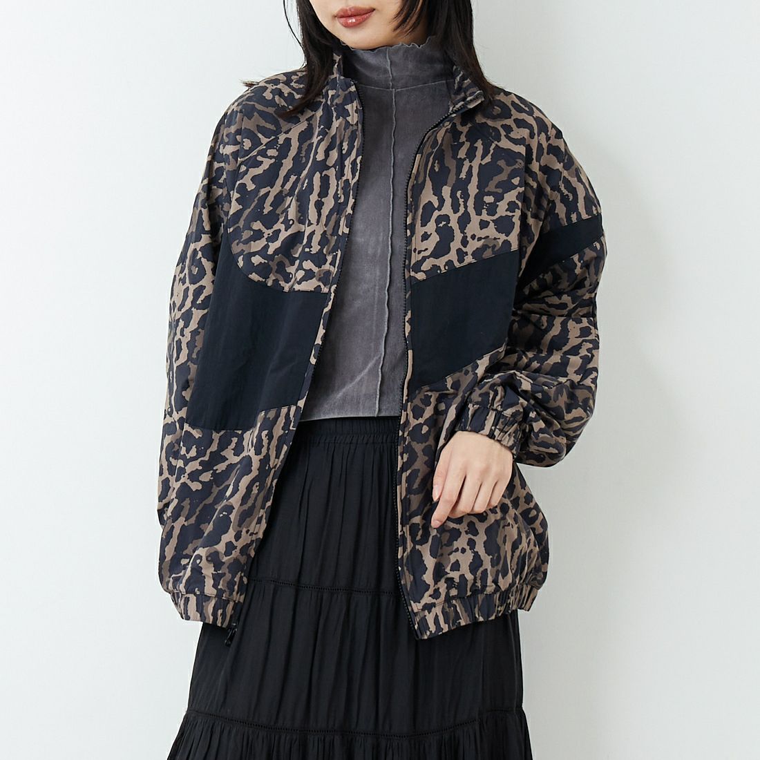 NIKE [ナイキ] ウィメンズ ウーブンプリンテッドジャケット [IB7264] 010 BLACK &&モデル身長：162cm 着用サイズ：M&&