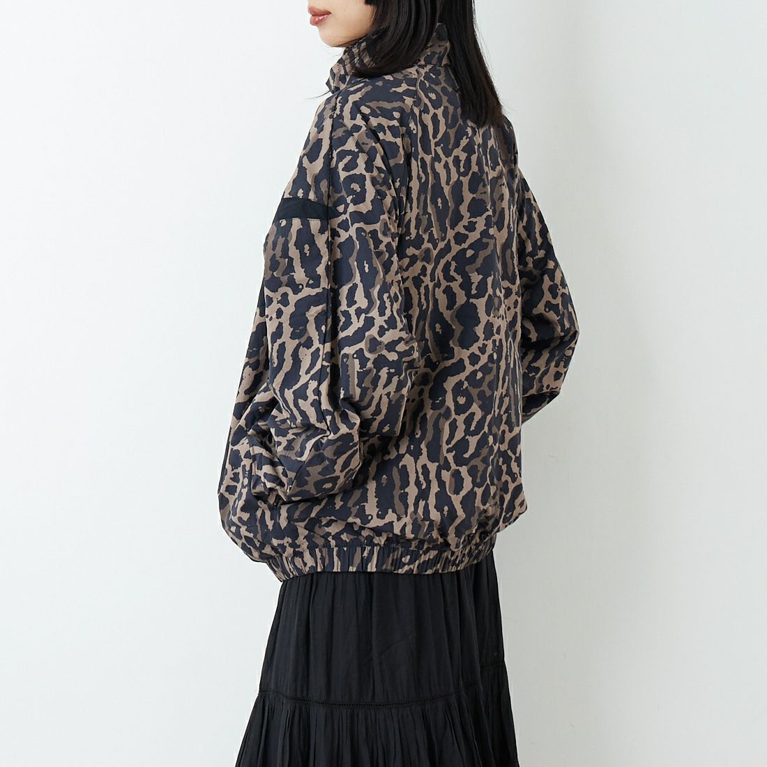 NIKE [ナイキ] ウィメンズ ウーブンプリンテッドジャケット [IB7264] 010 BLACK &&モデル身長：162cm 着用サイズ：M&&