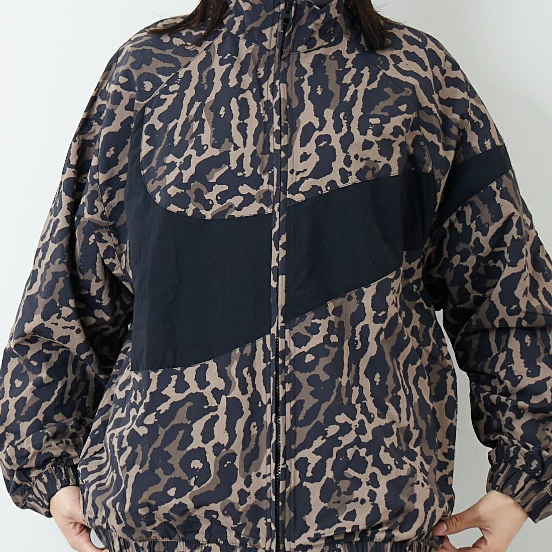 NIKE [ナイキ] ウィメンズ ウーブンプリンテッドジャケット [IB7264] 010 BLACK &&モデル身長：162cm 着用サイズ：M&&