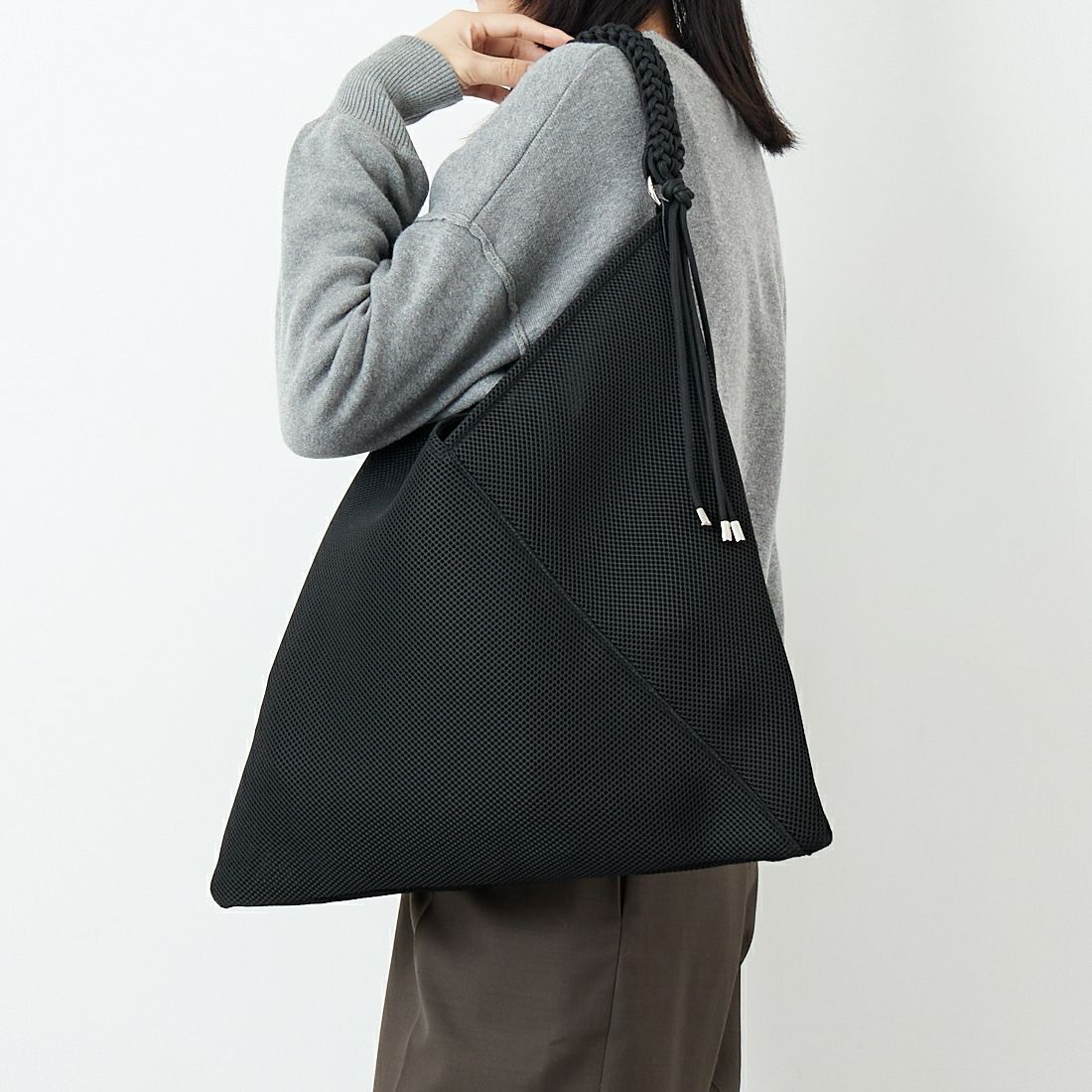 LE VERNIS [ル・ベルニ] パラコードハンドルメッシュバッグ [235-211505] ﾌﾞﾗｯｸ