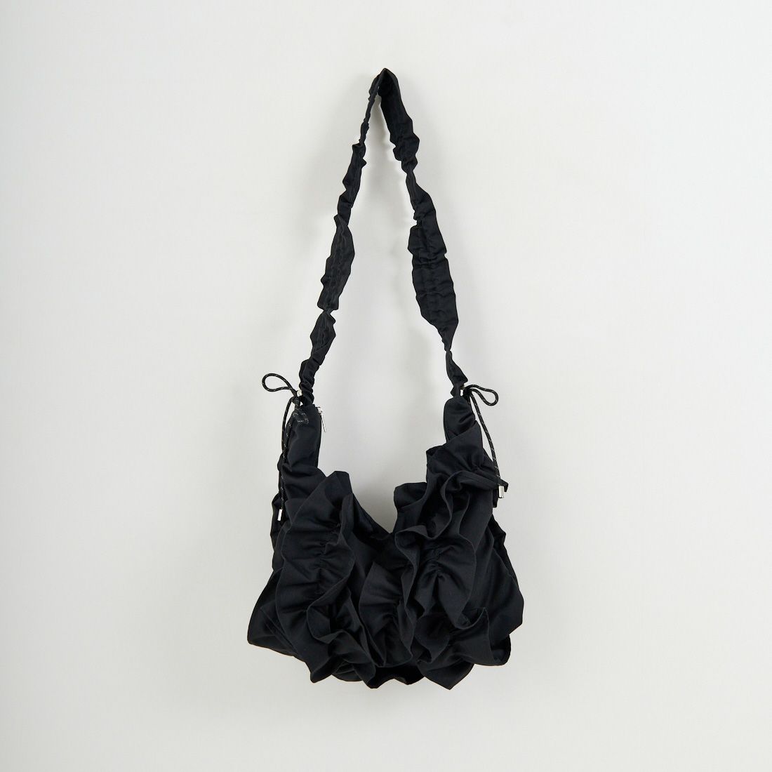 Casselini [キャセリーニ] ボリュームフリルビッグショルダーバッグ [244-110524] ﾌﾞﾗｯｸ